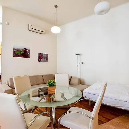 Cozy And Modern Phoenix In Downtown Budapest