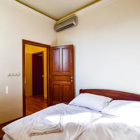 Cozy And Modern Phoenix In Downtown Budapest